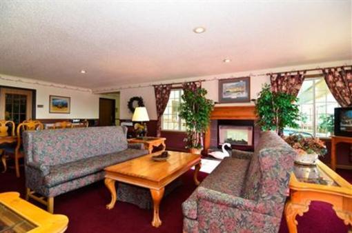 фото отеля Super 8 Williamsburg-Amana Colonies Area