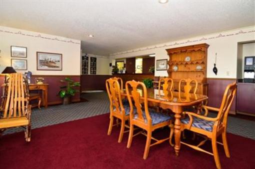 фото отеля Super 8 Williamsburg-Amana Colonies Area