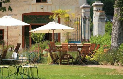 фото отеля Auberge Cote Riviere Hotel Is-sur-Tille