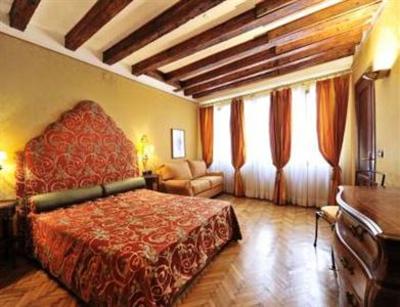 фото отеля Torre Dell'Orologio Apartments