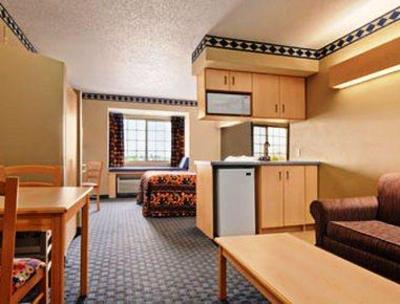 фото отеля Days Inn and Suites Hutchinson