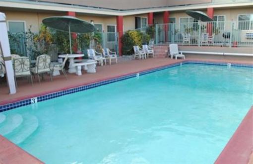 фото отеля Travel Inn & Suites