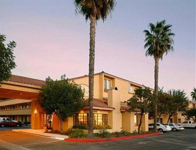 фото отеля Holiday Inn Express Simi Valley