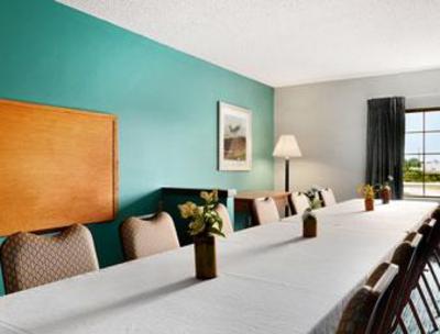 фото отеля Ramada Limited & Suites Airport Fair Expo Center