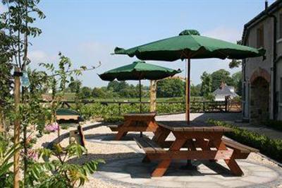 фото отеля Decoy Country Cottages Navan