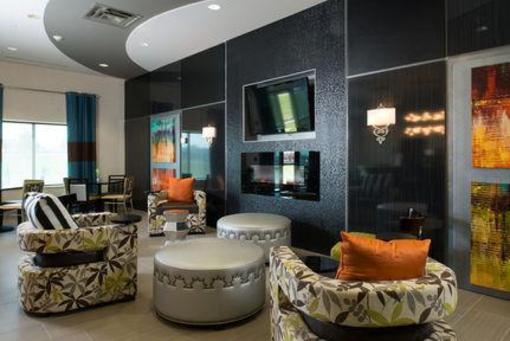 фото отеля Holiday Inn Express Hotel & Suites Kansas City Airport