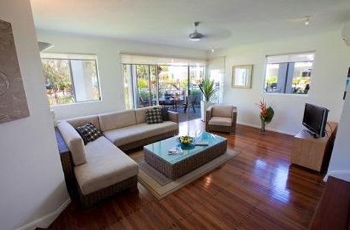 фото отеля Latitude 16 Port Douglas Coral Apartments