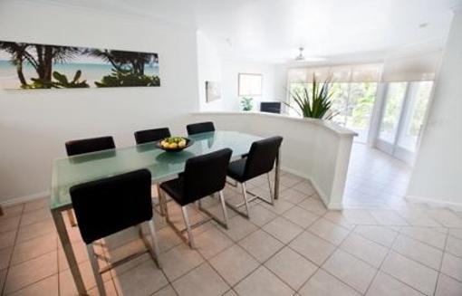 фото отеля Latitude 16 Port Douglas Coral Apartments