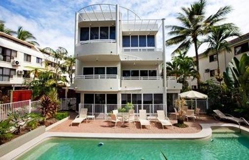 фото отеля Latitude 16 Port Douglas Coral Apartments