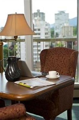 фото отеля Coast Plaza Hotel & Suites