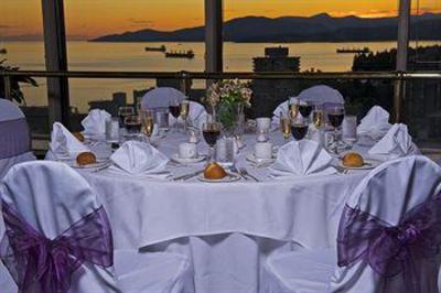 фото отеля Coast Plaza Hotel & Suites
