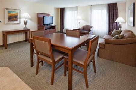 фото отеля Staybridge Suites Milwaukee West Oconomowoc