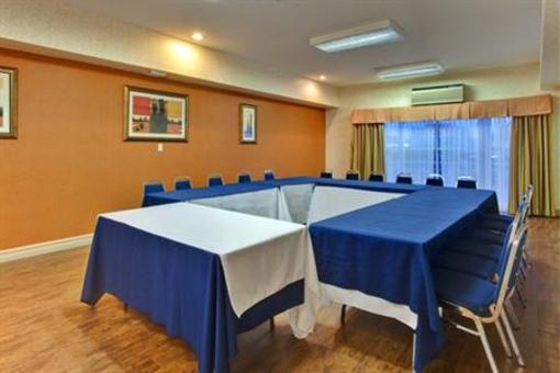 фото отеля Holiday Inn Express Lethbridge