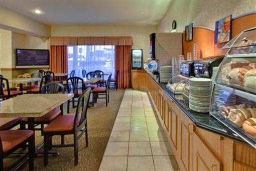 фото отеля Holiday Inn Express Lethbridge