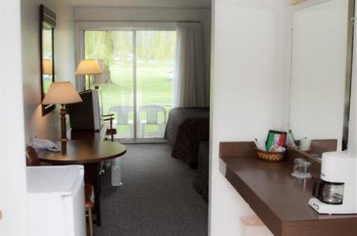 фото отеля Monashee Motel Sicamous