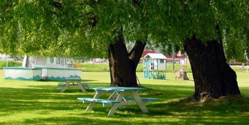 фото отеля Monashee Motel Sicamous