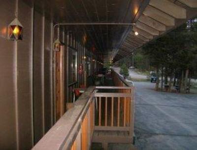 фото отеля Tamarack Motor Lodge