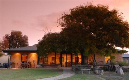 фото отеля Lake Bywater Cottage Walker Flat