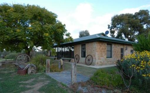 фото отеля Lake Bywater Cottage Walker Flat