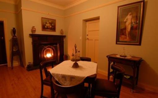 фото отеля Lake Bywater Cottage Walker Flat