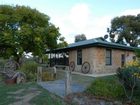 фото отеля Lake Bywater Cottage Walker Flat