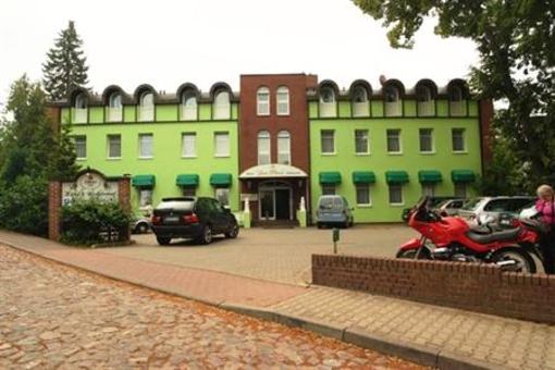 фото отеля Seehotel Zum Löwen Wesenberg