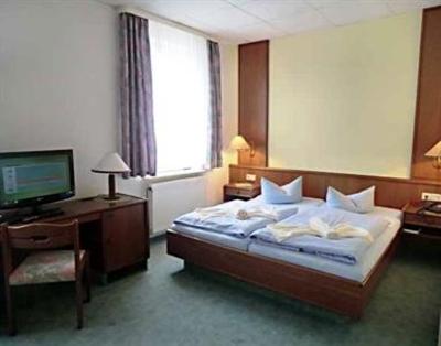 фото отеля Seehotel Zum Löwen Wesenberg