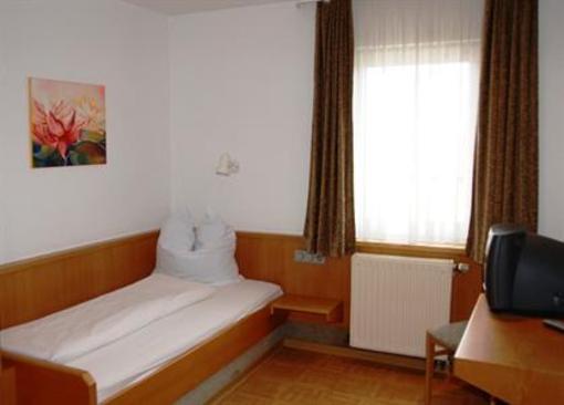 фото отеля Hotel-Restaurant Zum Goldenen Hahnen