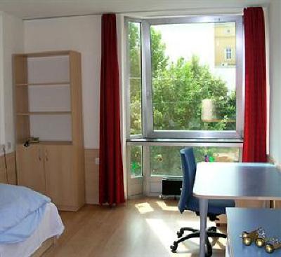 фото отеля Strawberry Youth Hostel Mittelgasse