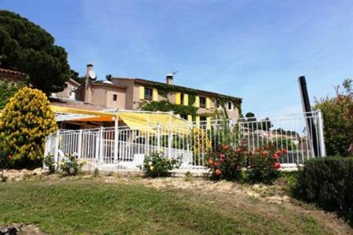 фото отеля Hostellerie Du Luberon Vaugines