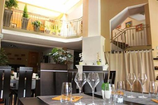 фото отеля Hostellerie Du Luberon Vaugines
