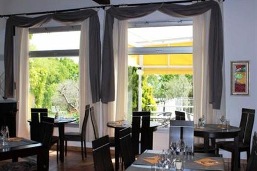 фото отеля Hostellerie Du Luberon Vaugines