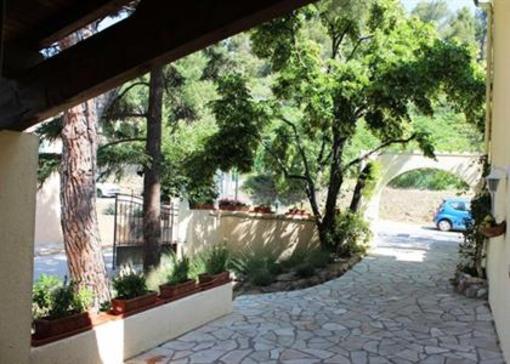 фото отеля Hostellerie Du Luberon Vaugines