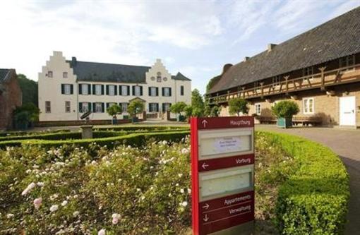 фото отеля Burg Heimerzheim
