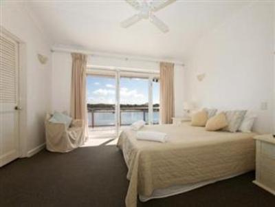 фото отеля Commodore Private Holiday Apartment