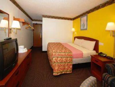 фото отеля Super 8 Greensboro Coliseum
