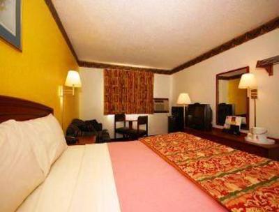 фото отеля Super 8 Greensboro Coliseum