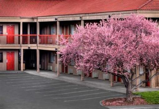 фото отеля Bend Three Sisters Inn & Suites