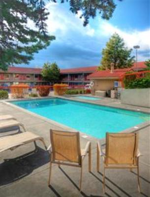 фото отеля Bend Three Sisters Inn & Suites