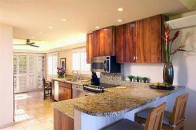 фото отеля Puunoa Beach Estates Resort Lahaina