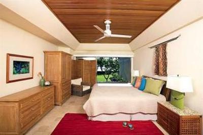 фото отеля Puunoa Beach Estates Resort Lahaina