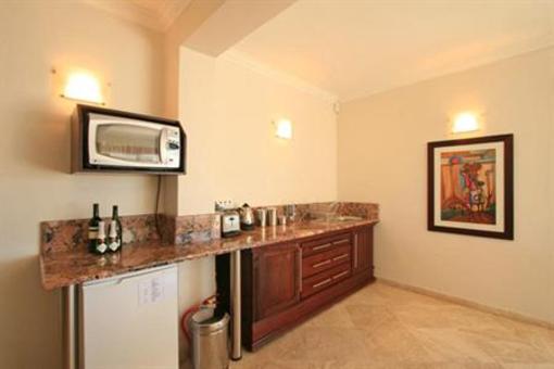 фото отеля Bantry Beach Luxury Suites