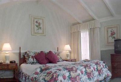 фото отеля Green Lantern Inn Bed and Breakfast Carmel By the Sea
