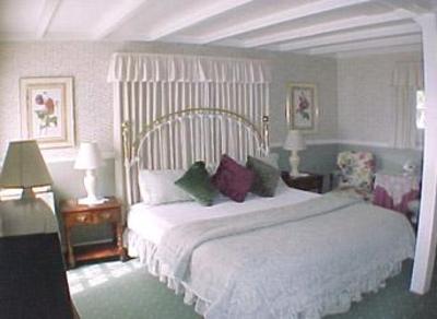 фото отеля Green Lantern Inn Bed and Breakfast Carmel By the Sea