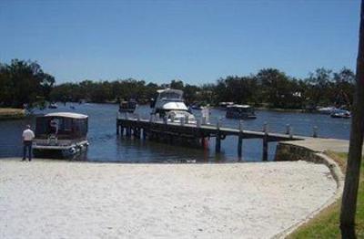 фото отеля Lakeside Holiday Apartments South Yunderup