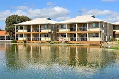фото отеля Lakeside Holiday Apartments South Yunderup