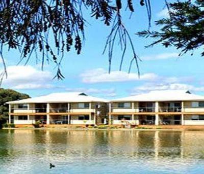 фото отеля Lakeside Holiday Apartments South Yunderup