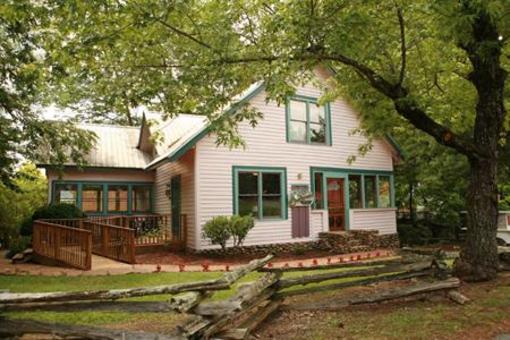фото отеля Evergreen Cottage Inn & Cabins