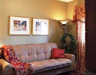 фото отеля LakeBreeze Niagara Bed & Breakfast