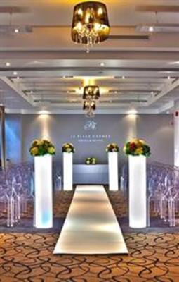 фото отеля Le Place d'Armes Hotel & Suites